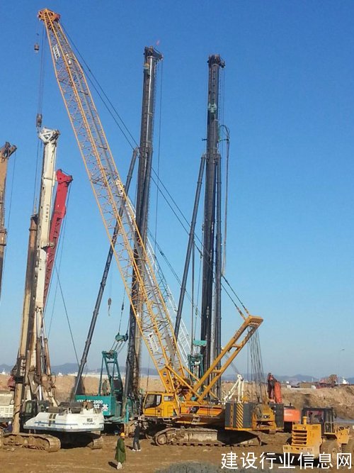 長(zhǎng)槍騎士出擊!徐工XGC百噸級(jí)城軌履帶