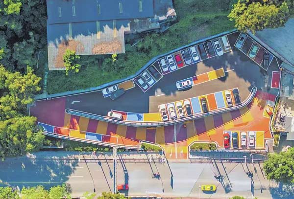 建設(shè)停車位 緩解存放難